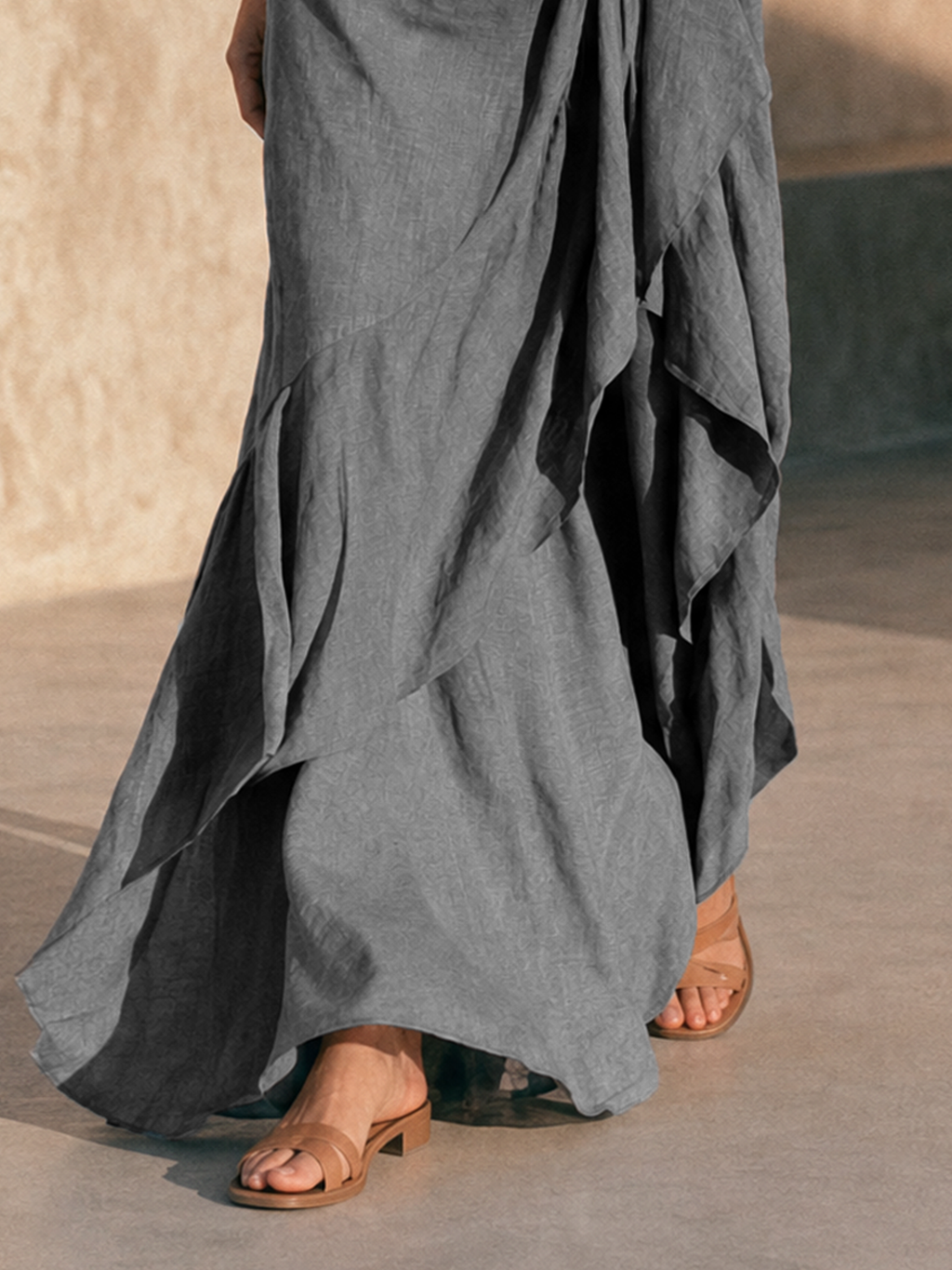 Aure | Robe Maxi Minimaliste Épaules Dénudées à Ourlet Volanté et Manches Évasées