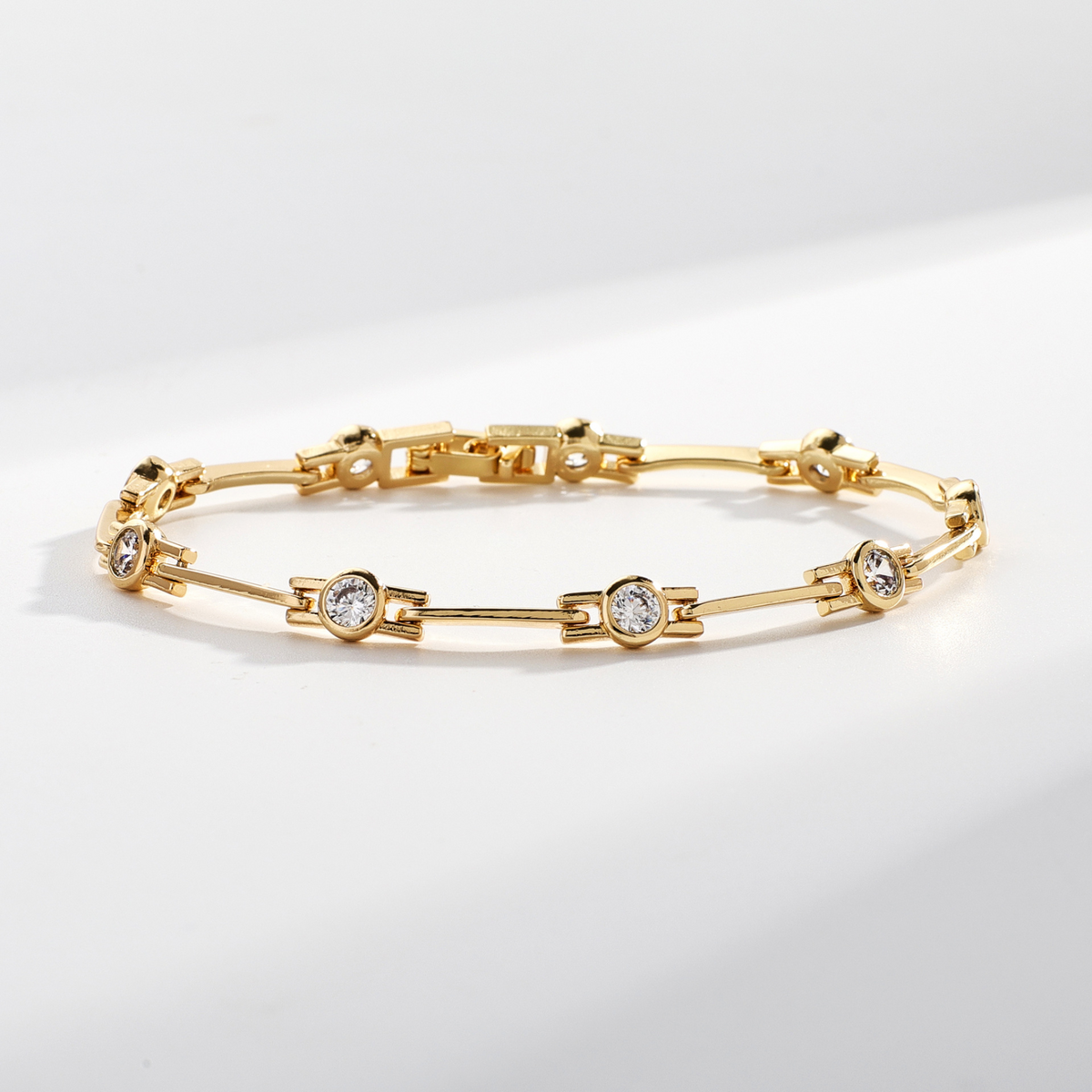 Solange™ | Bracelet Doré Raffiné aux Zircons Scintillants